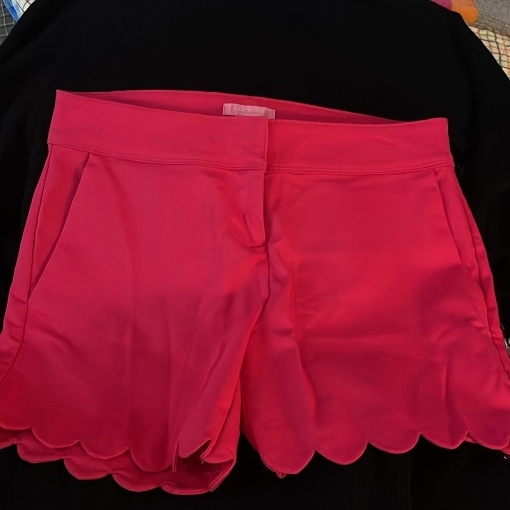 Isaac Mizrahi scalloped hem trouser shorts with pockets low rise. Women’s size 4